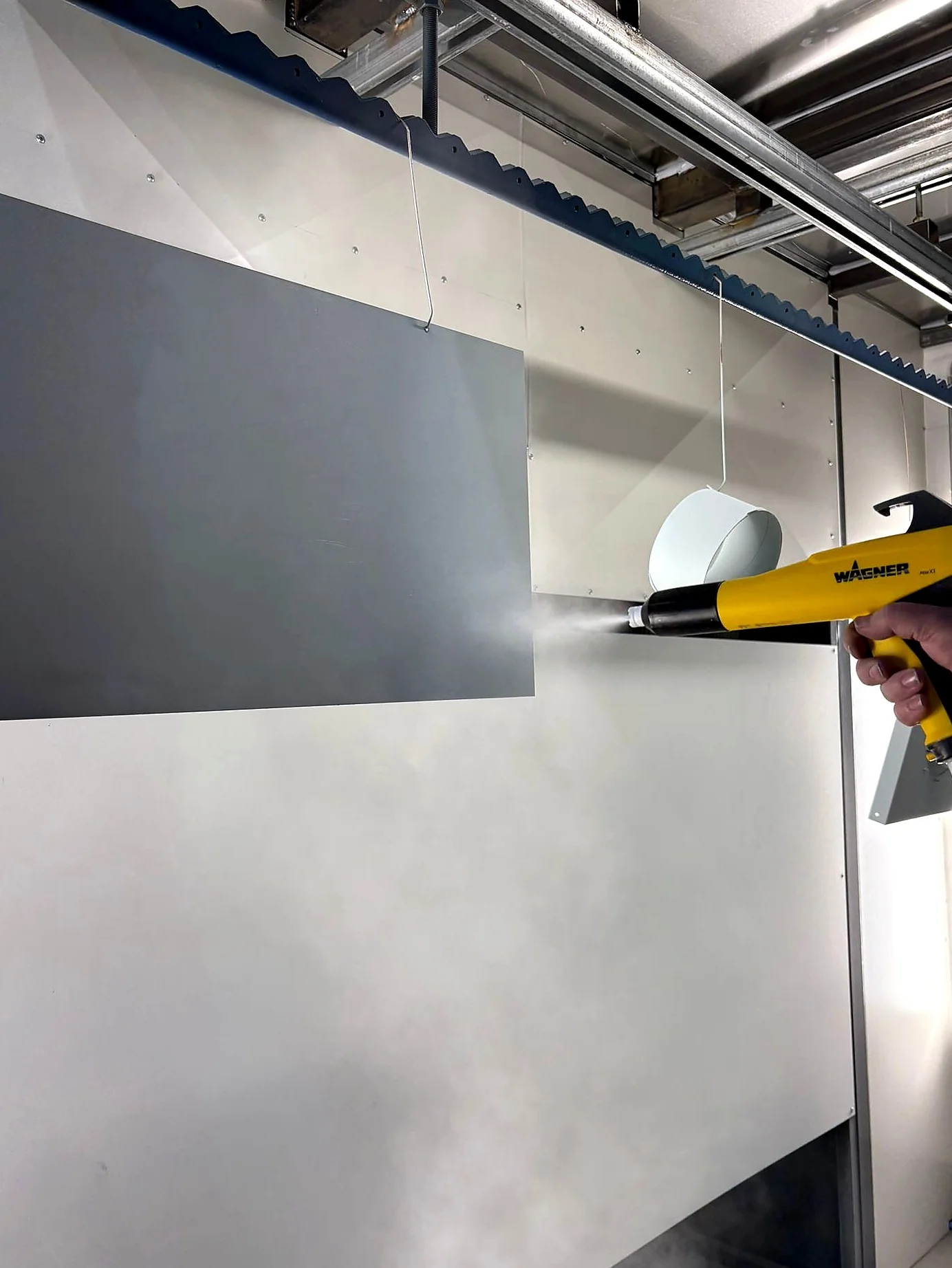 Powder coating spray application on hanging parts