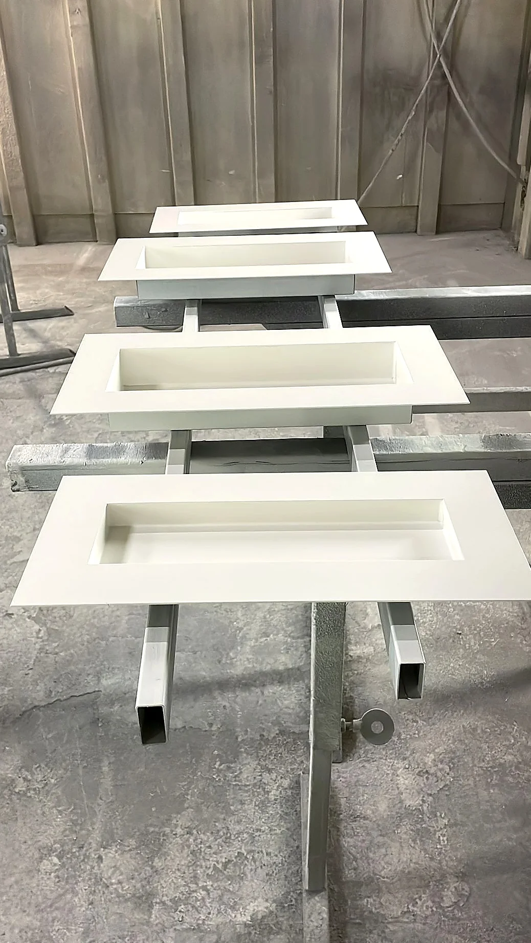 Märkämaalattuja kehysosia maalaustelineellä